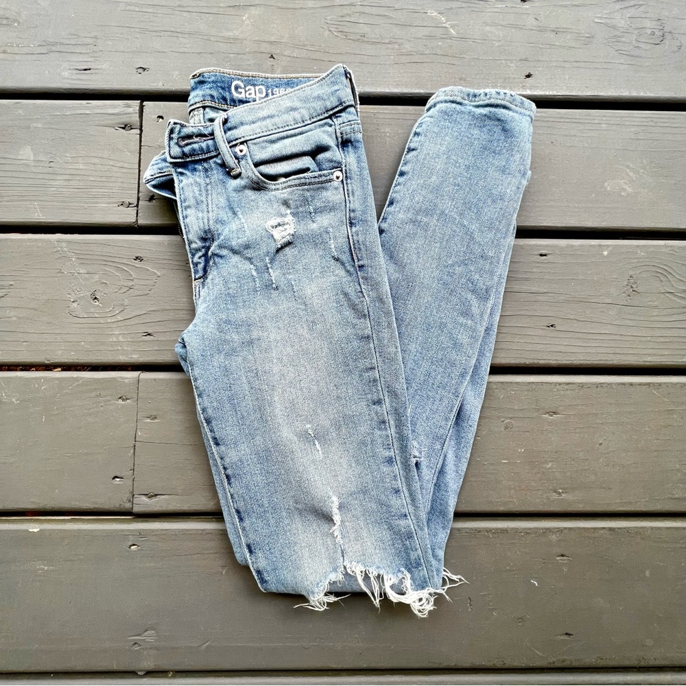 Authentic Gap Distressed Jeans!!